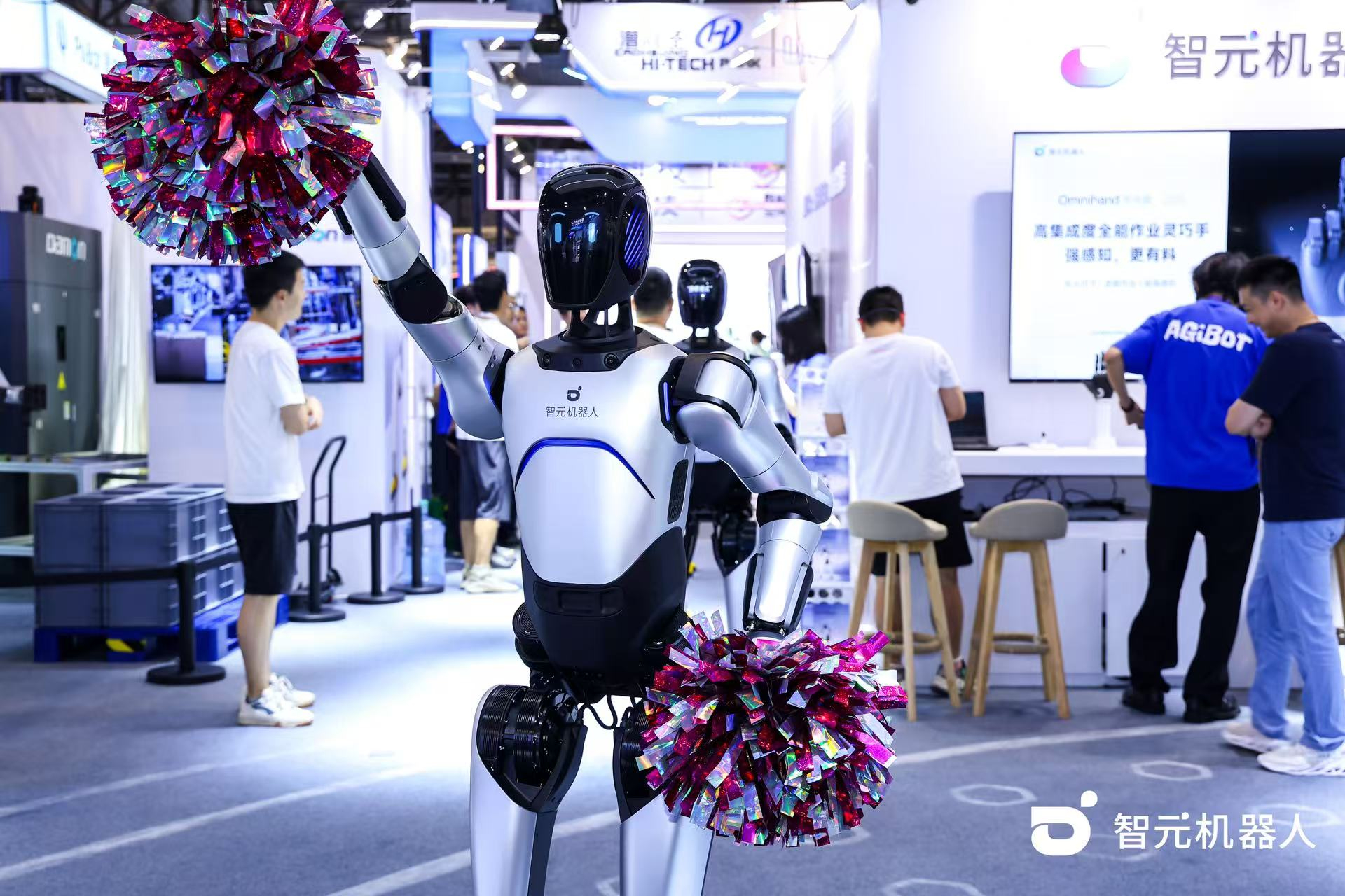 28圈游戏机器人 WAIC 首日展台火爆，机器人家族集体打工忙不停